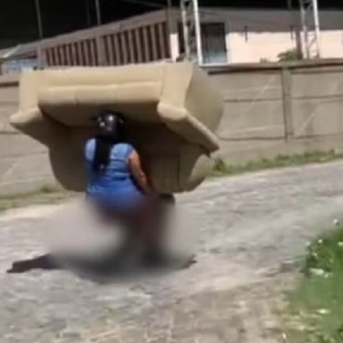 Motociclista é flagrado transportando sofá em moto