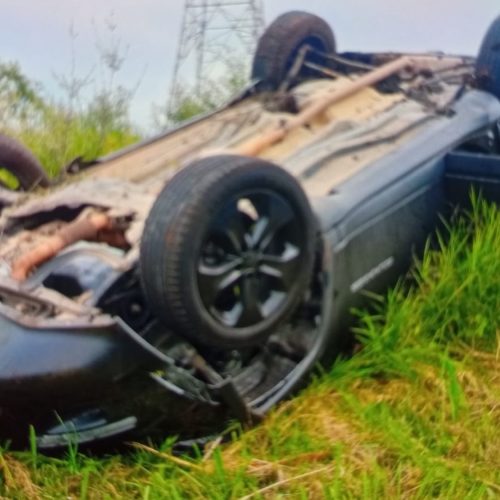 Capotamento é registrado na PR-151 em Carambeí