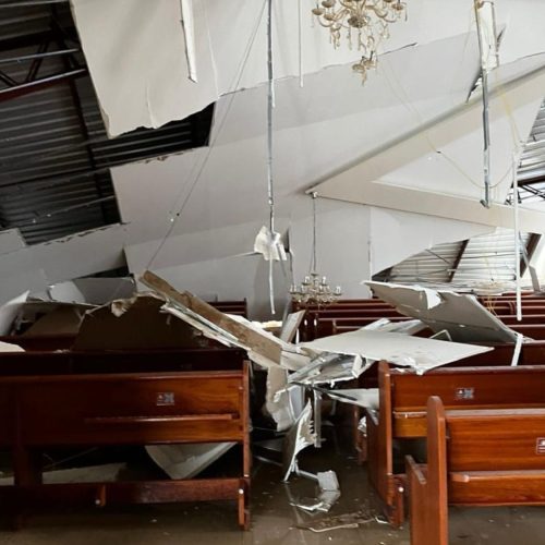Força do granizo destrói igreja em Castro