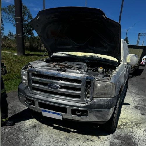 Caminhonete tem princípio de incêndio próximo ao pedágio da PR-151 em Carambeí