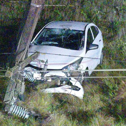 Motorista fica ferido após colisão contra poste&nbsp;na região
