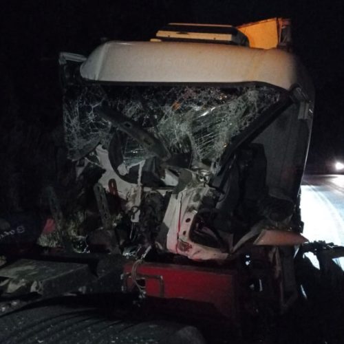 Colisão traseira deixa motorista ferido na região