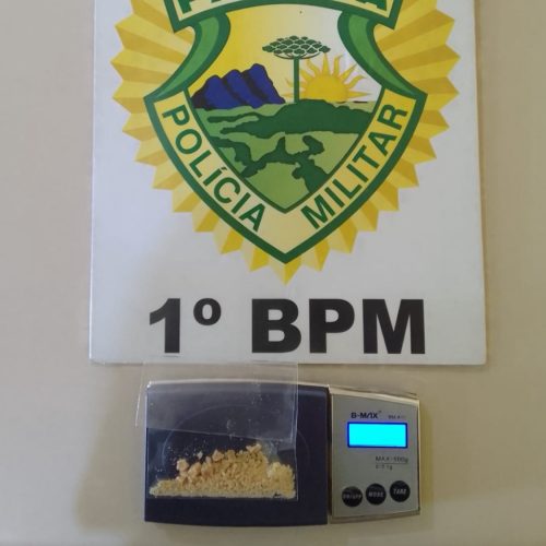 Polícia Militar flagra suspeito de tráfico e apreende drogas em Carambeí