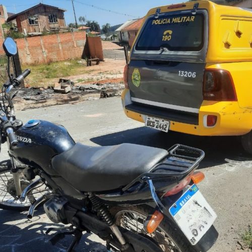 Polícia apreende motocicleta com placa adulterada em Carambeí