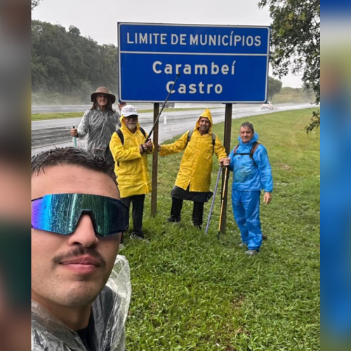 Peregrinos passam por Carambeí durante caminhada rumo ao Centenário da Diocese
