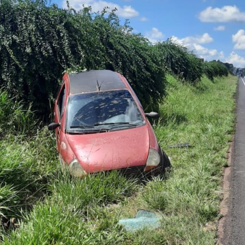 Carro colide com barranco na PR-151, em Carambeí