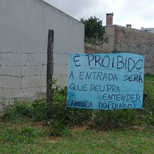 Placa inusitada em terreno de Carambeí chama atenção dos moradores