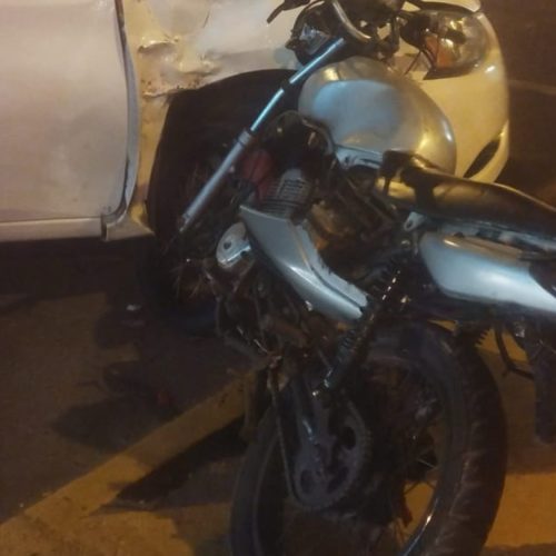 Motociclista com placa escrita à caneta tenta fugir da polícia e bate em outro veículo, em Ponta Grossa