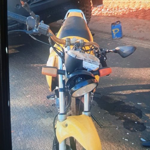 Motociclista fura bloqueio de obras e colide de frente com caminhão na PR-151