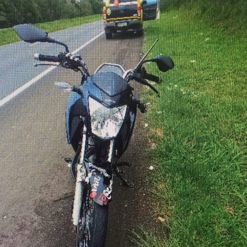 Queda de moto na PR-151 em Carambeí deixa dois jovens com ferimentos leves