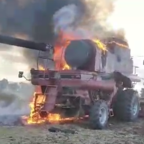 Incêndio destrói colheitadeira em Carambeí