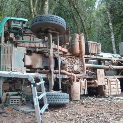 Caminhão de Carambeí tomba em estrada rural da região