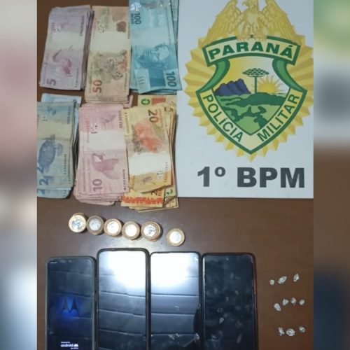 Polícia Militar apreende drogas, celulares e dinheiro em ação em Carambeí