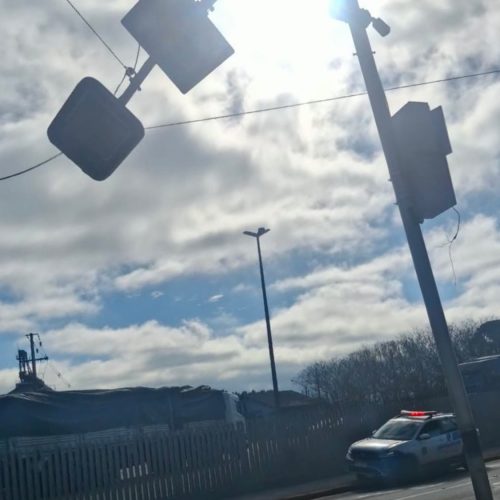 Carreta bitrem danifica semáforo durante conversão em Carambeí