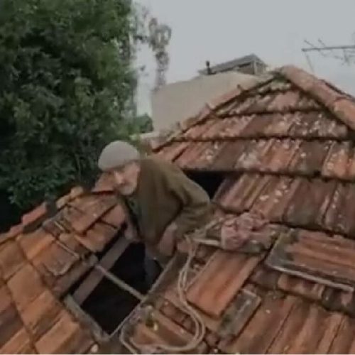 Idoso se emociona ao ser resgatado de telhado no Rio Grande do Sul
