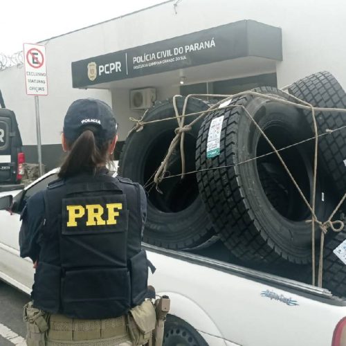 Motorista é preso ao saquear carga de pneus de caminhão tombado no PR