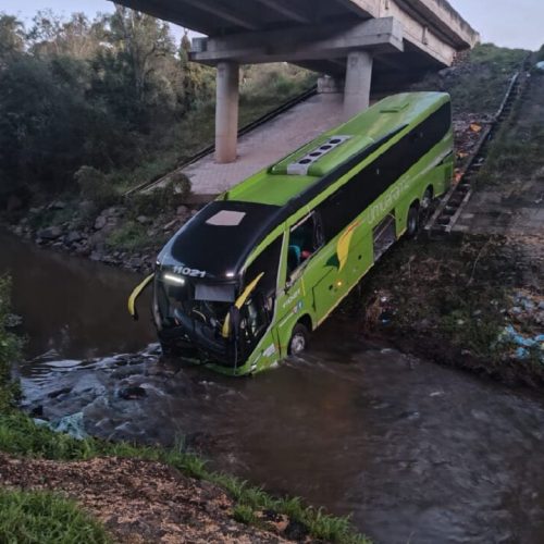 Ônibus com 13 passageiros cai dentro de rio na região