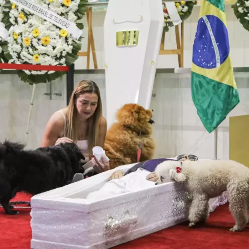 Cães de Nahim vão ao velório e se despedem do cantor
