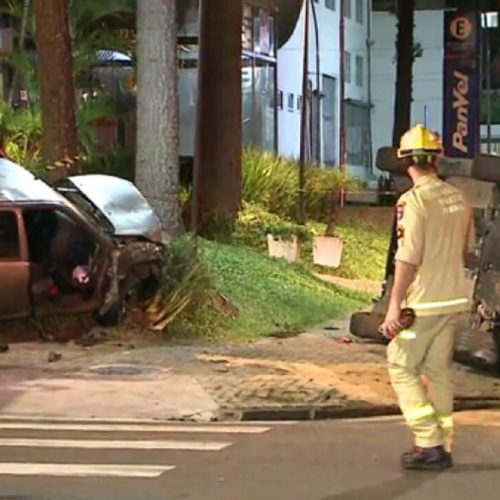 Policiais militares ficam feridos após viatura bater em carro e capotar no PR