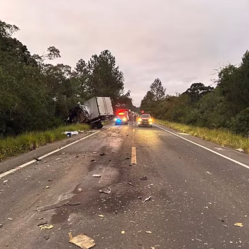 Motorista morre em acidente entre dois caminhões na região