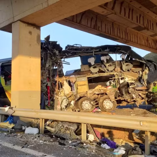 Acidente com ônibus que ia para Aparecida deixa 10 mortos e mais de 40 feridos