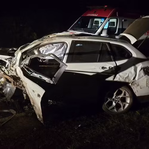 Batida entre BMW e picape mata homem no Paraná