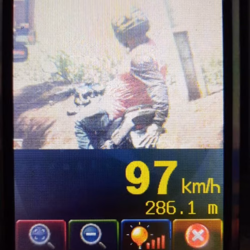 Homem cobre placa com a mão para evitar fiscalização de radar, é multado e tem motocicleta retirada no PR