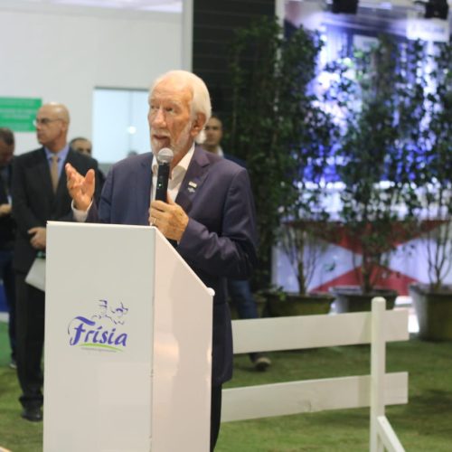 O vice-governador Darci Piana e o secretário de Estado da Agricultura e do Abastecimento, Norberto Ortigara, participaram nesta quinta-feira (12) da abertura da 15ª ExpoFrísia, no pavilhão do Parque Histórico de Carambeí, na região dos Campos Gerais -